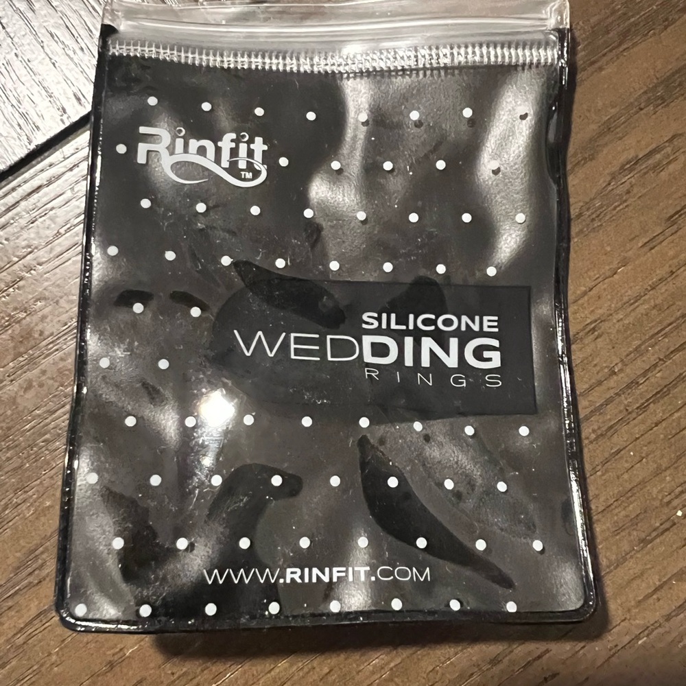 Rinfit Silicone Wedding Rings - Black and White